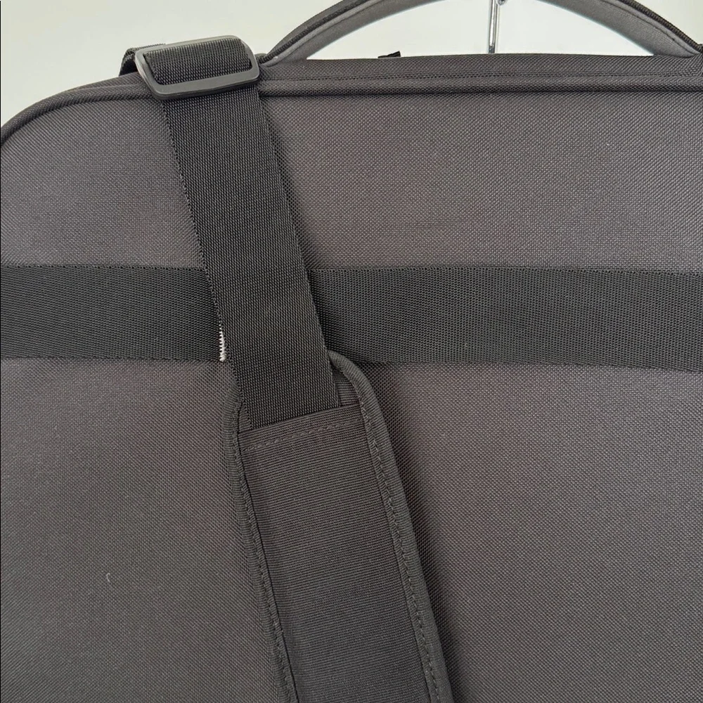 Case Logic black nylon laptop bag w/adjustable strap and top handle, NWOT
